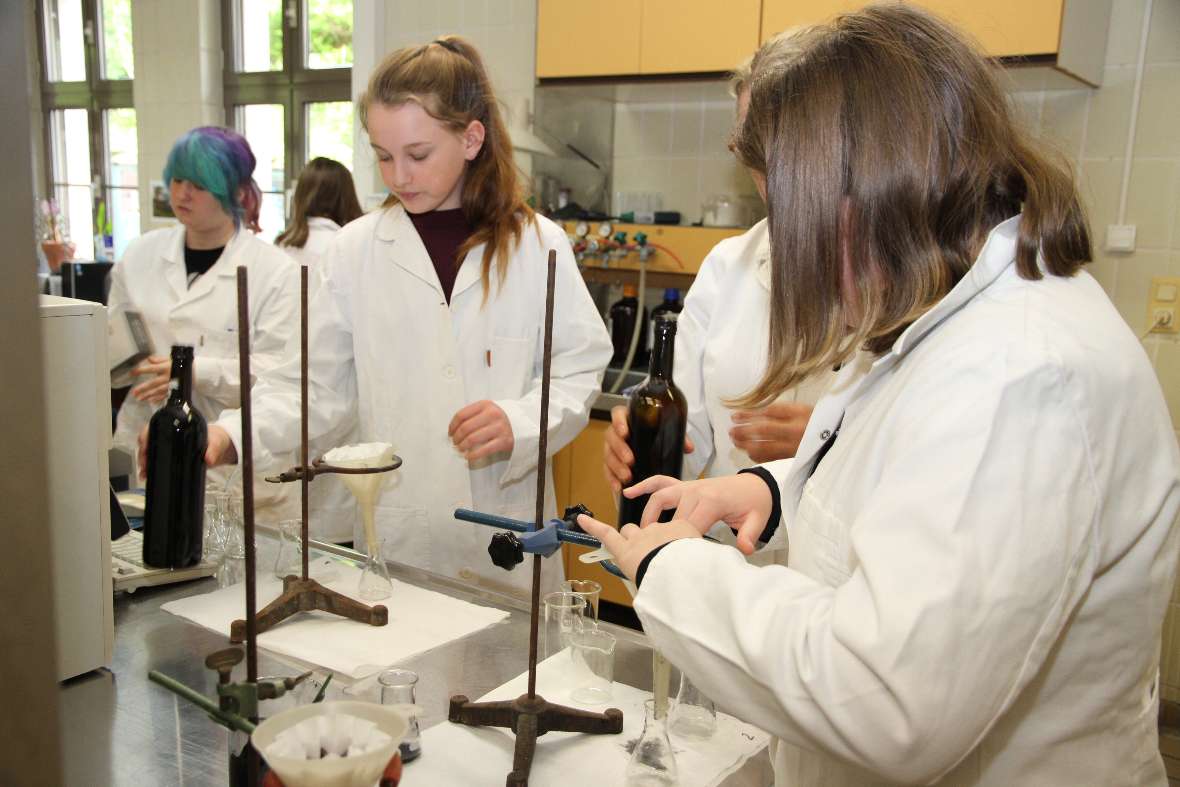 Schülerinnen können unter anleitung im Chemielabor Test durchführen
