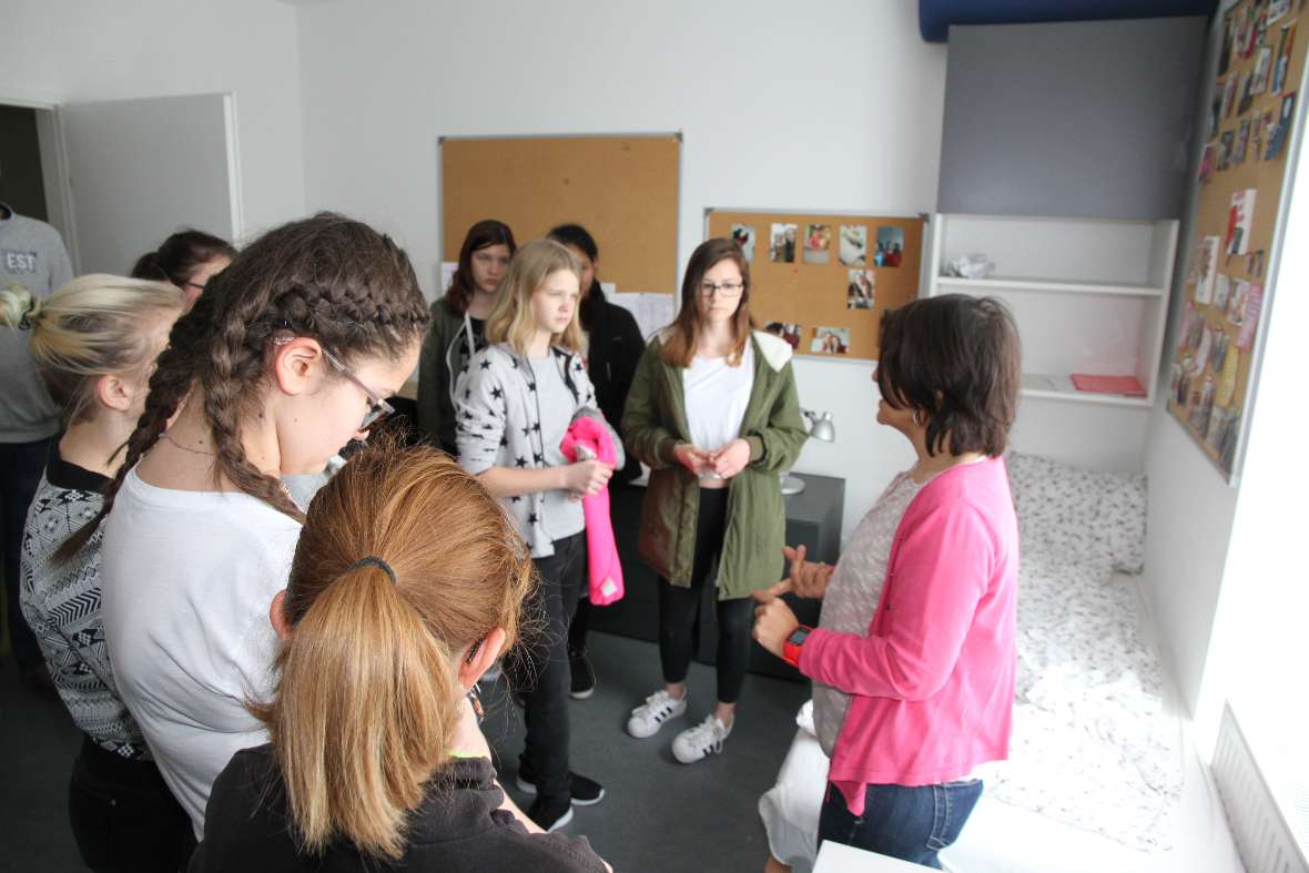 Schülerinnen besuchen ein Internatszimmer im Schülerinnenheim