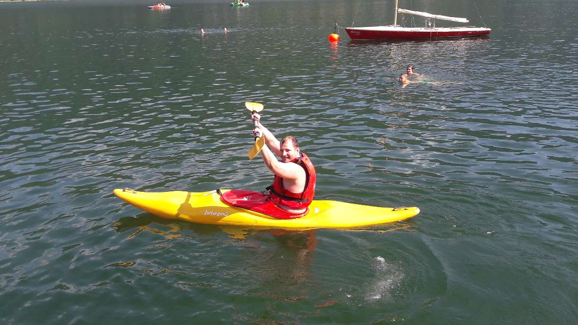 Lehrer probiert am See mit dem Kanu zu fahren